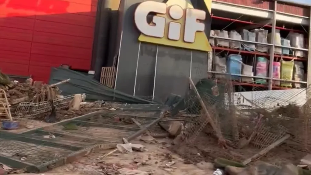Vecinos denuncian el abandono y la lentitud en la recuperación de la zona comercial Alfafar-Sedaví-Massanassa tras la DANA 6 Vecinos denuncian el abandono y la lentitud en la recuperacion de la zona comercial Alfafar Sedavi Massanassa tras la DANA 6