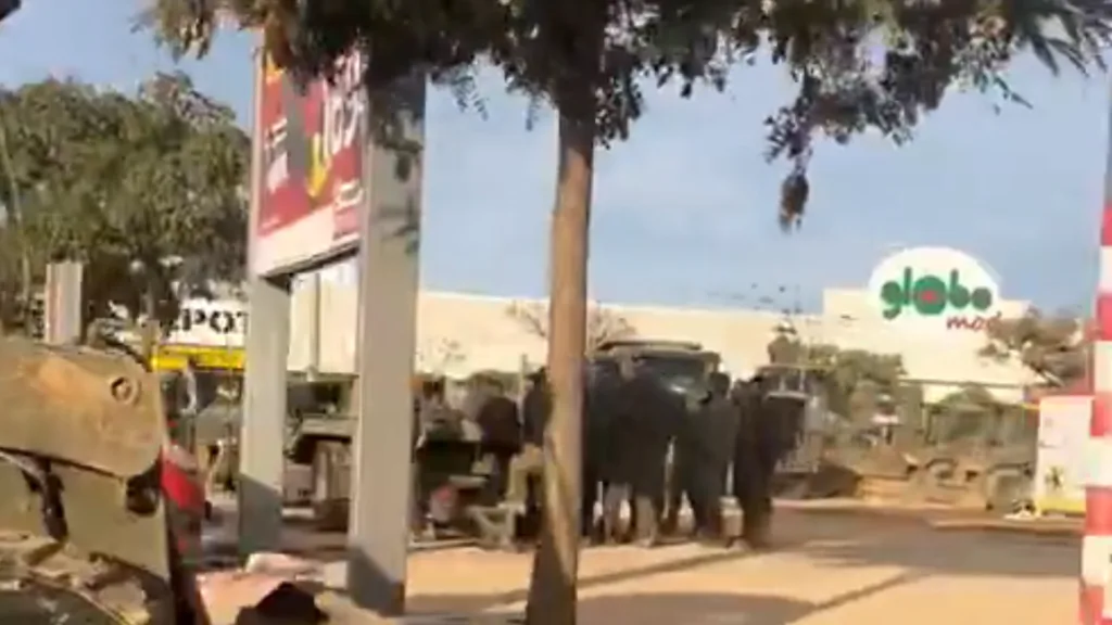 Vecinos denuncian el abandono y la lentitud en la recuperación de la zona comercial Alfafar-Sedaví-Massanassa tras la DANA 2 Vecinos denuncian el abandono y la lentitud en la recuperacion de la zona comercial Alfafar Sedavi Massanassa tras la DANA EJERCITO 1