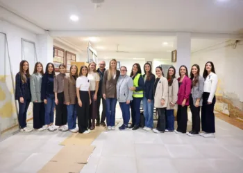 Berta Peiró, Fallera Mayor de Valencia y su corte de honor visitan las fallas afectadas por la DANA