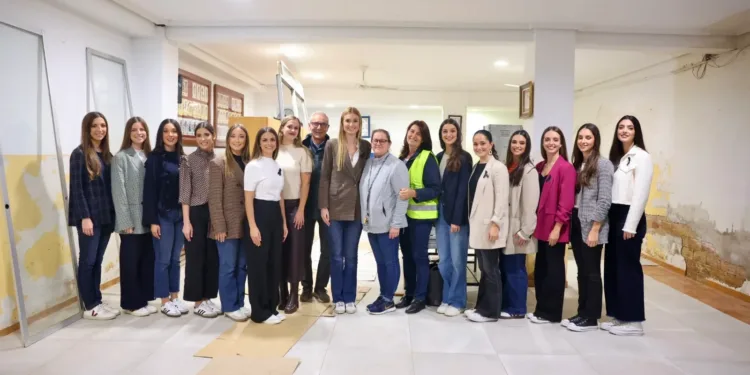 Berta Peiró, Fallera Mayor de Valencia y su corte de honor visitan las fallas afectadas por la DANA 1 Berta Peiró, Fallera Mayor de Valencia y su corte de honor visitan las fallas afectadas por la DANA