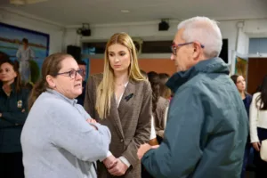 Berta Peiró, Fallera Mayor de Valencia y su corte de honor visitan las fallas afectadas por la DANA 3 Visita Falla Horno de Alcedo Fallera Mayor de Valencia DANA 54
