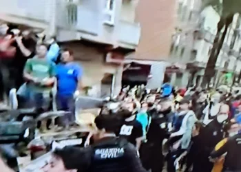 Cientos de vecinos de Paiporta increpan al rey, a Sánchez y a Mazón al grito de «asesinos»