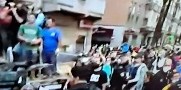 Cientos de vecinos de Paiporta increpan al rey, a Sánchez y a Mazón al grito de «asesinos»