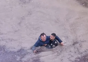 Primeros rescates por inundaciones en Altea. Carreteras cortadas en La Ribera Baixa