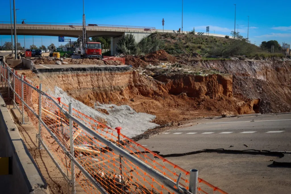 La CV-33 entre Torrent y Valencia reabrirá este martes tras la limpieza y reparación 2 WhatsApp Image 2024 11 11 at 12.16.471