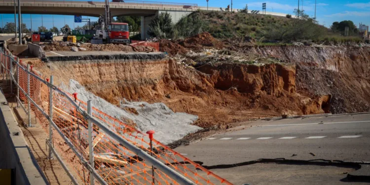 Las empresas que despidan tras recibir ayudas por la DANA deberán devolver los fondos, según el BOE 1 La CV-33 entre Torrent y Valencia reabrirá este martes tras la limpieza y reparación
