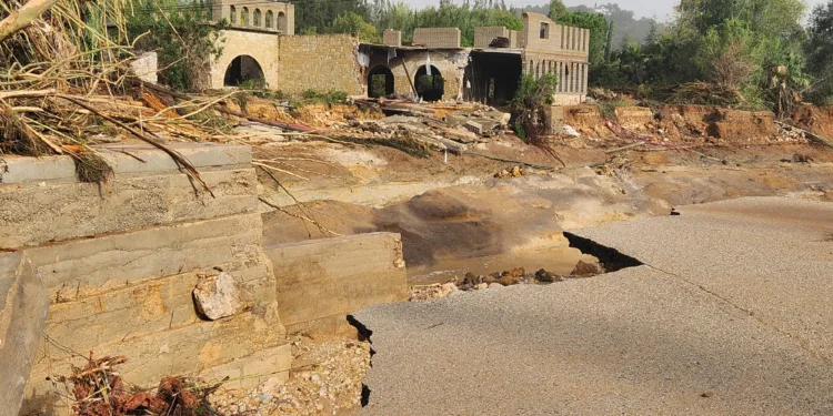 Los vecinos de Cumbres de Calicanto denuncian que 15 días después siguen sin agua y con infraestructuras destrozadas 1 Los vecinos de Cumbres de Calicanto denuncian que 15 días después siguen sin agua y con infraestructuras destrozadas