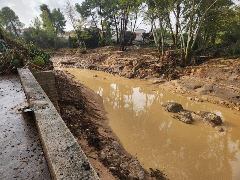 Los vecinos de Cumbres de Calicanto denuncian que 15 días después siguen sin agua y con infraestructuras destrozadas 2 WhatsApp Image 2024 11 14 at 14.30.552