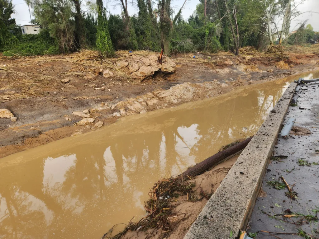 Los vecinos de Cumbres de Calicanto denuncian que 15 días después siguen sin agua y con infraestructuras destrozadas 4 WhatsApp Image 2024 11 14 at 14.30.554