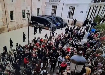 Despliegue policial y 200 personas concentradas en la puerta de Les Corts Valencianes y Mazón comienza su comparecencia 1 Despliegue policial y 200 personas concentradas en la puerta de Les Corts Valencianes y Mazón comienza su comparecencia