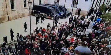 Despliegue policial y 200 personas concentradas en la puerta de Les Corts Valencianes y Mazón comienza su comparecencia