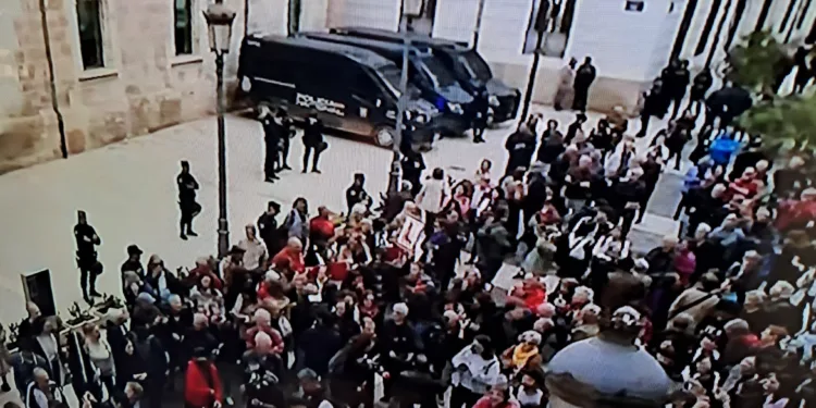 Despliegue policial y 200 personas concentradas en la puerta de Les Corts Valencianes y Mazón comienza su comparecencia