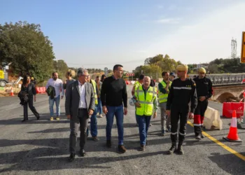 La Diputació de Valéncia y la UME abren el puente de Buñol también para vehículos pesados