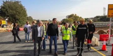La Diputació de Valéncia y la UME abren el puente de Buñol también para vehículos pesados
