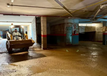 Más maquinaria para retirar lodos y vehículos de sótanos y garajes