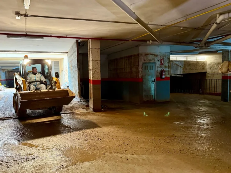 La Diputació de Valéncia inicia la extracción de lodos y residuos de 660 garajes para evitar problemas de salud