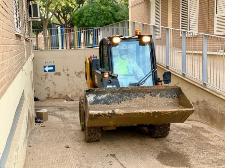 La Diputació de Valéncia inicia la extracción de lodos y residuos de 660 garajes para evitar problemas de salud