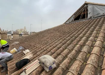 El Ayuntamiento de Valencia repara el muro del hastial de la Lonja que sufrió desprendimientos