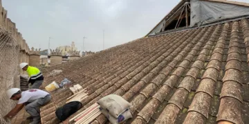 El Ayuntamiento de Valencia repara el muro del hastial de la Lonja que sufrió desprendimientos