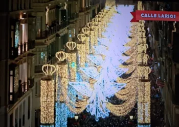 La cantante malagueña Diana Navarro inaugura la Navidad en Málaga entonando una versión del Himno de Valencia