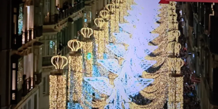 La cantante malagueña Diana Navarro inaugura la Navidad en Málaga entonando una versión del Himno de Valencia 1 La cantante malagueña Diana Navarro inaugura la Navidad en Málaga entonando una versión del Himno de Valencia