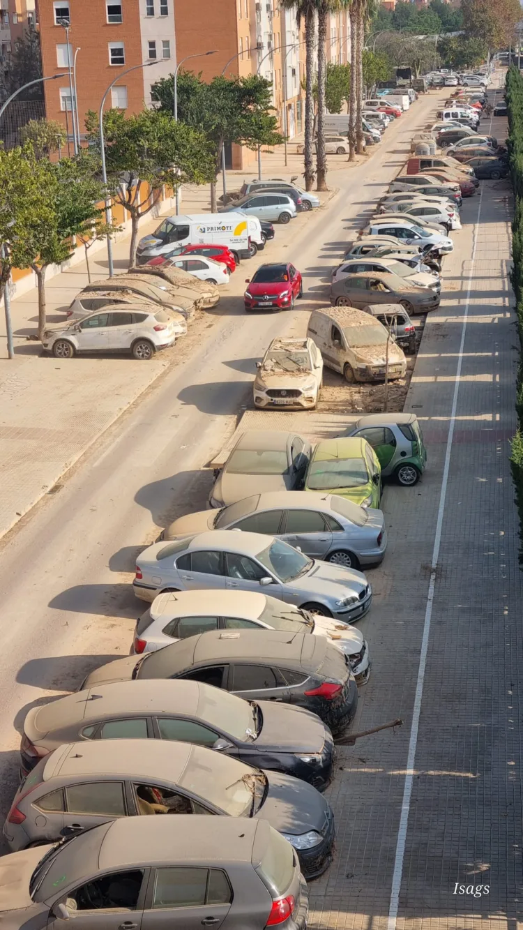 Vecinos de un bloque de Aldaya con los sótanos inundados se preguntan dónde está el Ejército