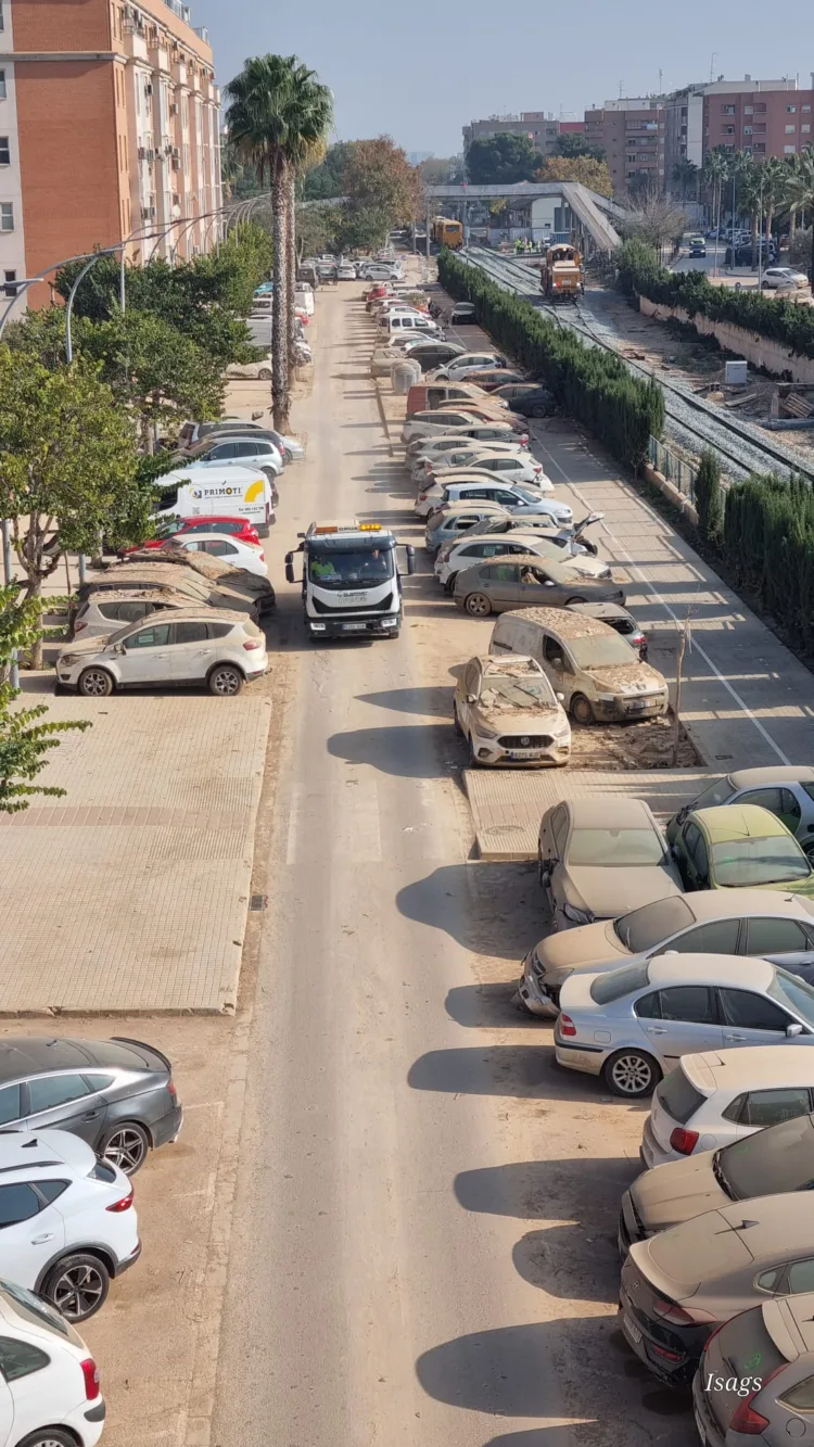 Vecinos de un bloque de Aldaya con los sótanos inundados se preguntan dónde está el Ejército