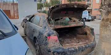 Vecinos de un bloque de Aldaya con los sótanos inundados se preguntan dónde está el Ejército