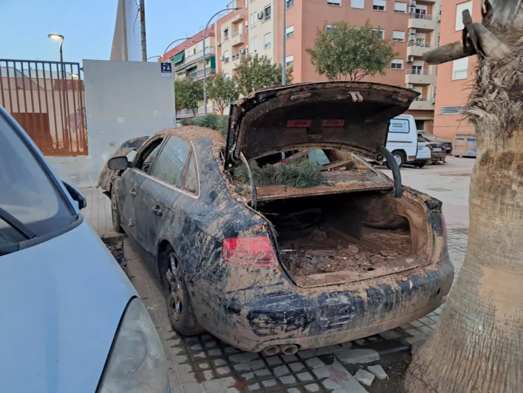 Vecinos de un bloque de Aldaya con los sótanos inundados se preguntan dónde está el Ejército