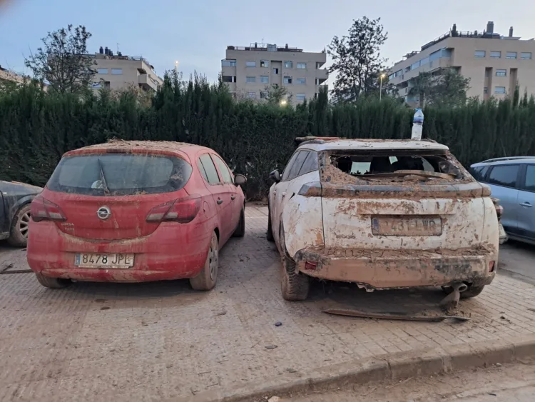 Vecinos de un bloque de Aldaya con los sótanos inundados se preguntan dónde está el Ejército