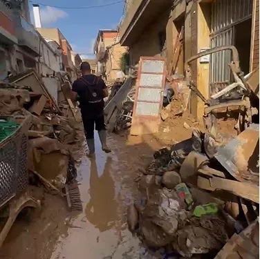 8 días después muchas calles siguen completamente colapsadas tras la DANA 1 Los problemas continúan tras 9 días. Los edificios pueden verse afectados tras una semana parte de los mismos bajo el agua