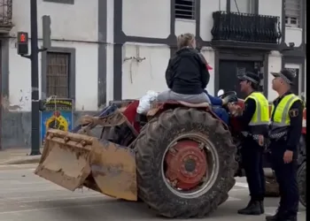 La Policía Local de Valencia impide la ayuda de voluntarios y amenaza a los agricultores que llevan su tractor a ayudar 2 La Policía Local de Valencia impide la ayuda de voluntarios y amenaza a los agricultores que llevan su tractor a ayudar