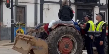 La Policía Local de Valencia impide la ayuda de voluntarios y amenaza a los agricultores que llevan su tractor a ayudar