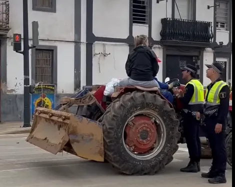 La Policía Local de Valencia impide la ayuda de voluntarios y amenaza a los agricultores que llevan su tractor a ayudar 1 La Policía Local de Valencia impide la ayuda de voluntarios y amenaza a los agricultores que llevan su tractor a ayudar