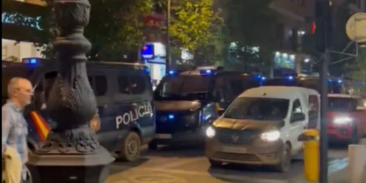 "Desgraciats, per a salvar als meus fills del fanc no havien tantes furgonetes" el crit desesperat d'un victima ahir en Valéncia 1 "Desgraciats, per a salvar als meus fills del fanc no havien tantes furgonetes" el crit desesperat d'un victima ahir en Valéncia