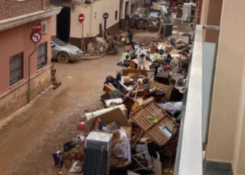 12 días tras la #DANA muchas calles siguen embarradas y con coches y enseres