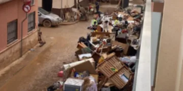12 días tras la #DANA muchas calles siguen embarradas y con coches y enseres
