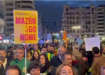 5.000 personas recorren el centro de Valencia exigiendo la dimisión de Mazón y el Conseller de Educación