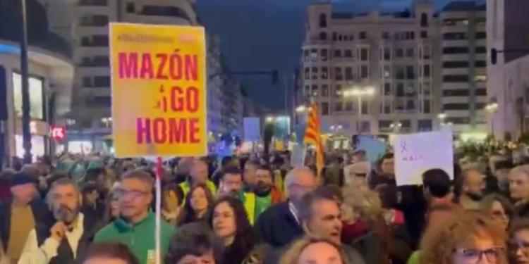5.000 personas recorren el centro de Valencia exigiendo la dimisión de Mazón y el Conseller de Educación 1 5.000 personas recorren el centro de Valencia exigiendo la dimisión de Mazón y el Conseller de Educación