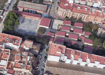 Derrumbe de parte del techo del colegio Lluis Vives de Massanassa mientras lo limpiaban de lodo 3 Derrumbe de parte del techo del colegio Lluis Vives de Massanassa mientras lo limpiaban de lodo