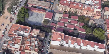 Derrumbe de parte del techo del colegio Lluis Vives de Massanassa mientras lo limpiaban de lodo