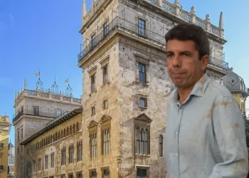 El presidente de la Generalitat Valenciana, Carlos Mazón, escondido en el Palau
