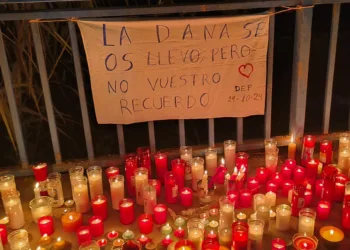 Los vecinos de los pueblos inundados realizan un homenaje a las víctimas de la #DANA