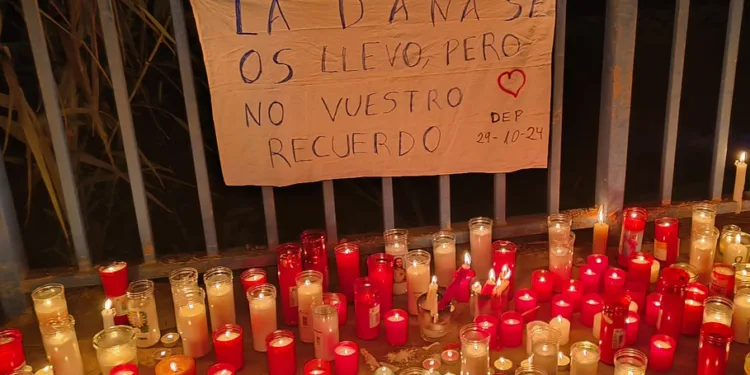 Los vecinos de los pueblos inundados realizan un homenaje a las víctimas de la #DANA 1 Los vecinos de los pueblos inundados realizan un homenaje a las víctimas de la #DANA