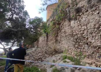 Cultura visita el Castillo de Cullera para asesorar en la intervención del derrumbe parcial de la muralla por las lluvias