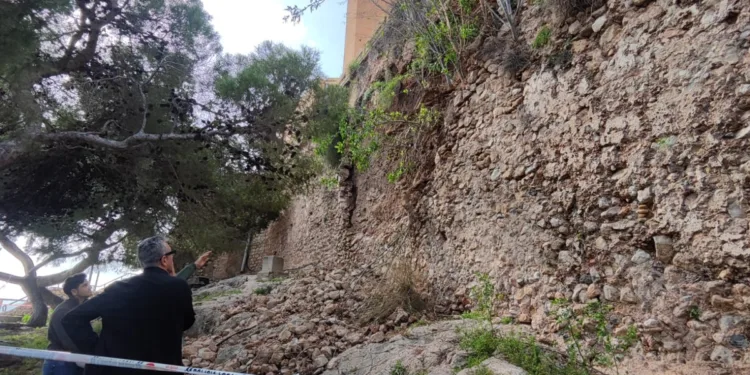 Cultura visita el Castillo de Cullera para asesorar en la intervención del derrumbe parcial de la muralla por las lluvias