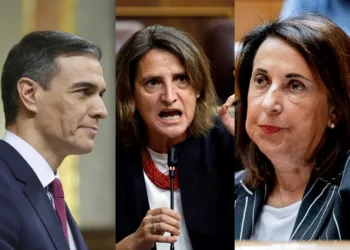 La Ministra de Defensa pierde los papeles ante unos voluntarios en un garaje inundado de Paiporta