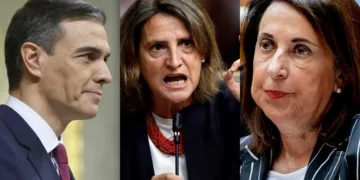 La Ministra de Defensa pierde los papeles ante unos voluntarios en un garaje inundado de Paiporta