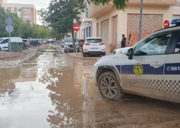 Agentes de la Policía Local de Sueca prestan su apoyo en los municipios más afectados por la DANA