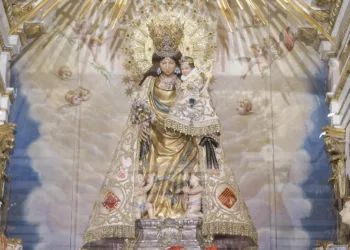 La Virgen de los Desamparados viste un crespón negro en luto por las víctimas de la DANA en Valencia 3 La Virgen de los Desamparados viste un crespón negro en luto por las víctimas de la DANA en Valencia